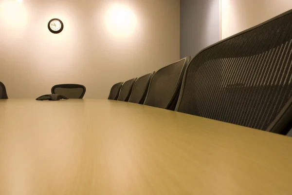 Židle v řadě v konferenční místnosti — Stock fotografie