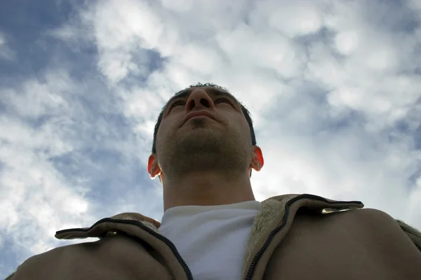 Hombre mirando hacia arriba con las nubes —  Fotos de Stock