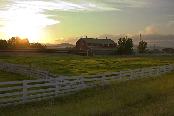 Cerca do campo e o rancho — Fotografia de Stock