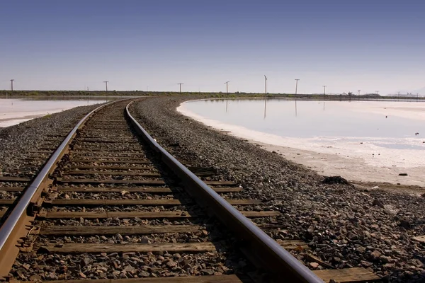 Vasúti síneket sós tó — Stock Fotó