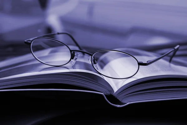Nær Glasses and the Magazine – stockfoto
