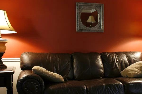 Лампа і диван — стокове фото