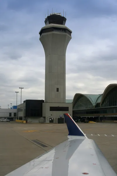 Башня управления воздушным движением с крылом — стоковое фото