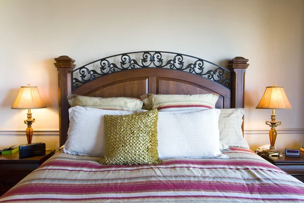 Nahaufnahme auf einem Bett im Schlafzimmer — Stockfoto
