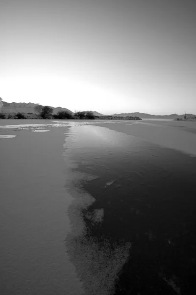 结冰的湖日出 — 图库照片