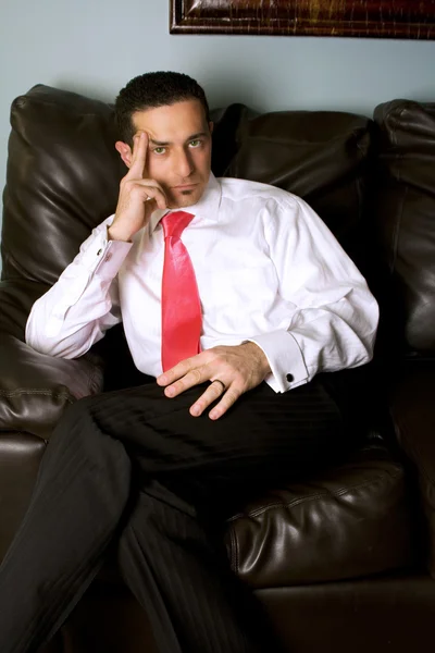Affärsman i soffan — Stockfoto