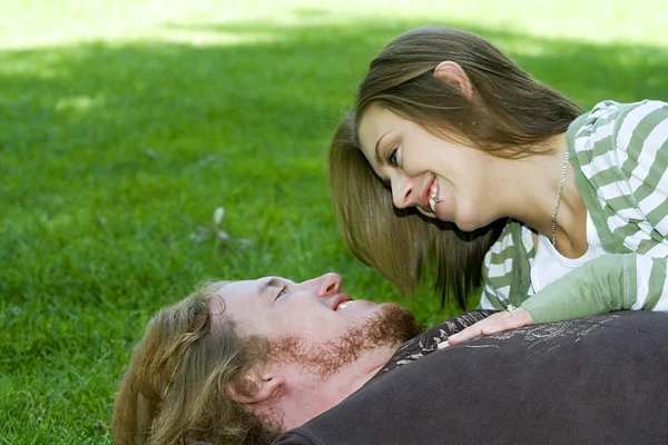 Молодая пара обнимается в парке — стоковое фото