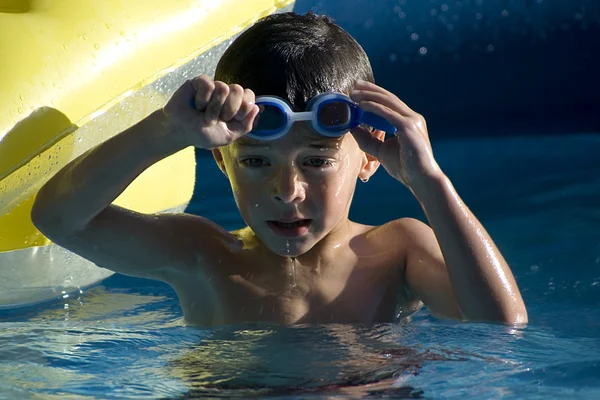 スイミング プールの男の子 — ストック写真