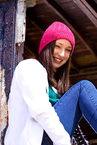 Adolescente bonita com um chapéu — Fotografia de Stock
