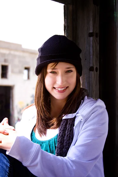 Mooie tiener met een hoed — Stockfoto