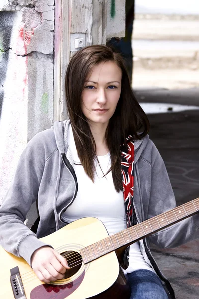 Śliczna nastolatka gra gitara — Zdjęcie stockowe