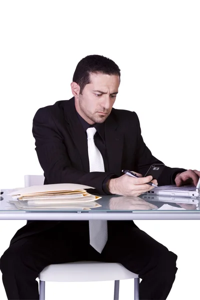 Geschäftsmann arbeitet an seinem Schreibtisch — Stockfoto