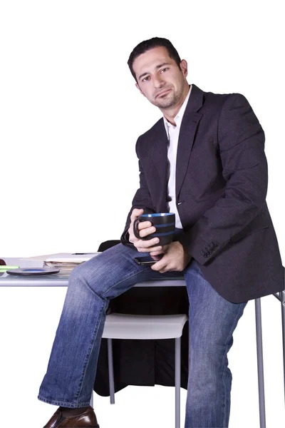 Zakenman zit aan zijn bureau — Stockfoto