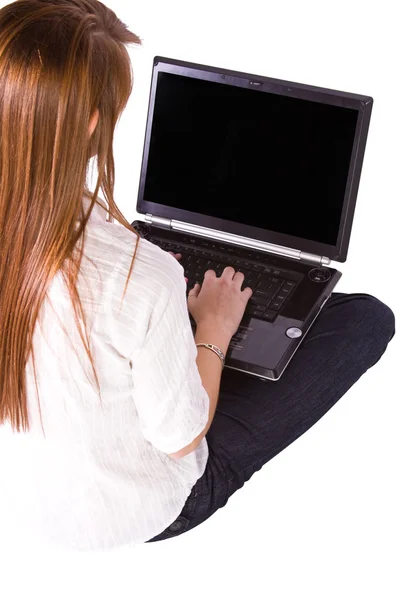 Krásná dívka, která pracuje na svém laptopu — Stock fotografie