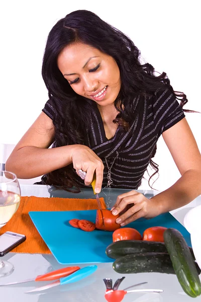 Mooi meisje koken in de keuken — Stockfoto