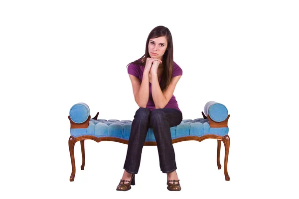 Vacker flicka poserar på soffan — Stockfoto