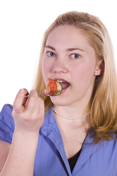 Vacker flicka äter sallad — Stockfoto