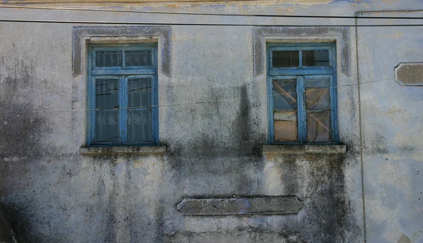 Oude leegstaande huis venster in Candarli — Stockfoto