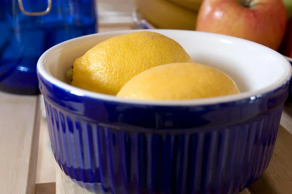 Лимони в мисці Стокове Фото