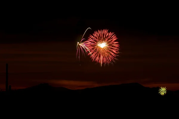 Πυροτεχνήματα στον ουρανό κατά τη διάρκεια του ηλιοβασιλέματος Εικόνα Αρχείου
