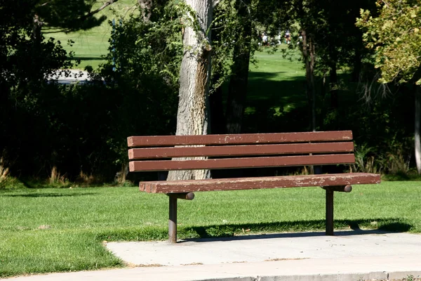 Bench egy parkban — Stock Fotó