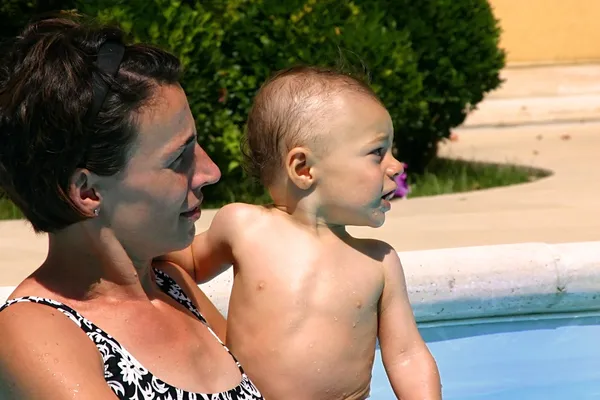 Madre e hijo en la piscina —  Fotos de Stock