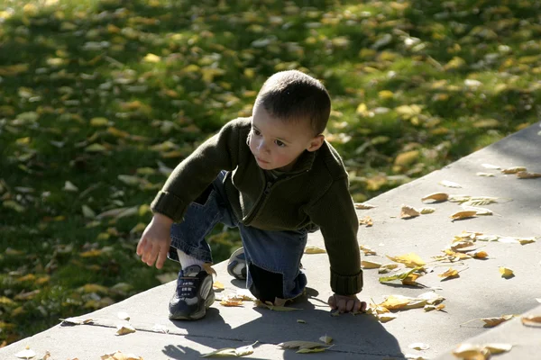 Kind klettert nach oben — Stockfoto