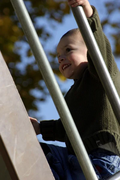 Kid escalando o controle deslizante — Fotografia de Stock