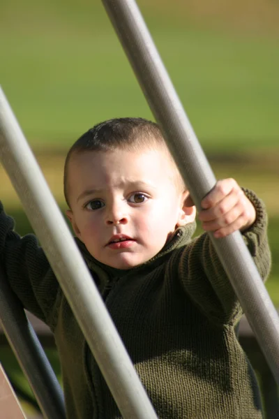 Kid escalando o controle deslizante — Fotografia de Stock