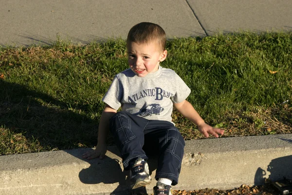 Μικρό αγόρι ψάχνει στον ήλιο — Φωτογραφία Αρχείου