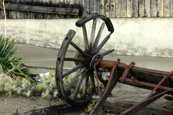 Velha roda de vagão antiga e quebrada — Fotografia de Stock