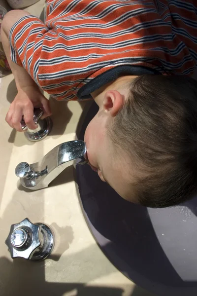 小さな男の子が水を飲んで — ストック写真