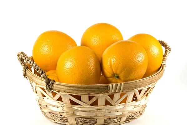 Корзина апельсинов — стоковое фото
