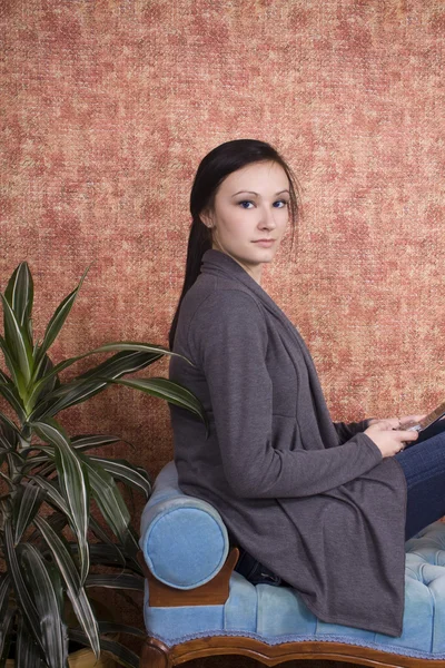 Tizenéves lány otthon textil — Stock Fotó