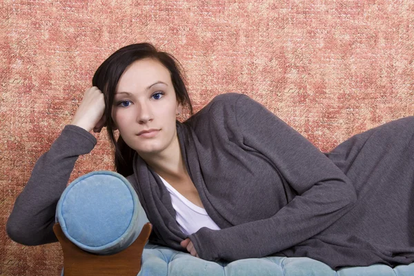 Bautiful tonåring på soffan — Stockfoto