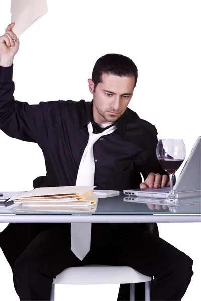 Расстроенный бизнесмен за своим столом в костюме — стоковое фото