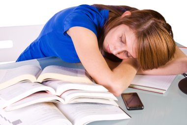 Üniversite öğrencisi masasının üzerinde uyuyor