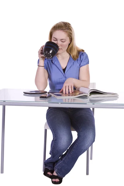 Beautiful Woman Reading a Magazine — Stock Photo, Image