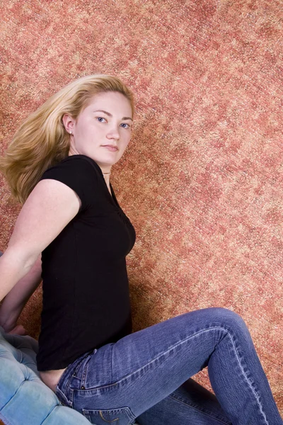 Beautiful Girl Posing on the Couch — Stock Photo, Image