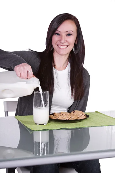 Gyönyörű lány öntés a tejet a pohár — Stock Fotó