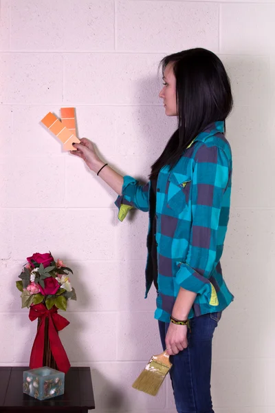 Mädchen wählt eine Farbe für die Wände — Stockfoto