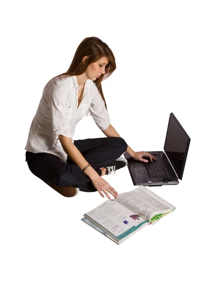 Vacker flicka arbetar på sin laptop — Stockfoto