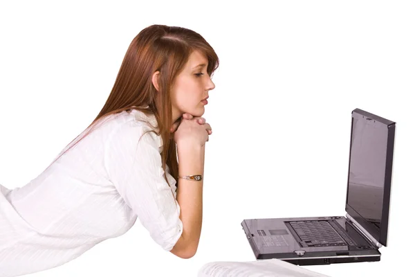 Mooi meisje die op haar laptop werkt — Stockfoto