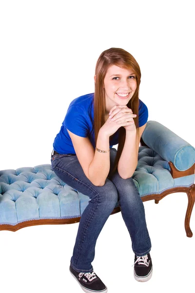Krásná dívka pózuje na gauči — Stock fotografie
