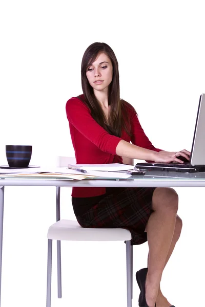 Mooie vrouw die op haar laptop werkt — Stockfoto