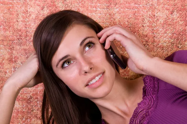Adolescente hablando en el teléfono celular —  Fotos de Stock
