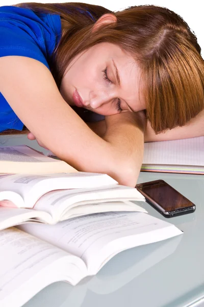 Студентка колледжа спит на столе — стоковое фото