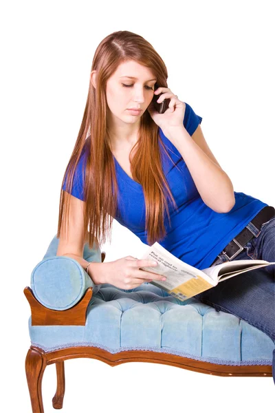 Adolescente hablando en el teléfono celular — Foto de Stock