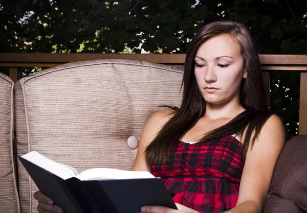 Girl Reading a Book — Stock Photo, Image