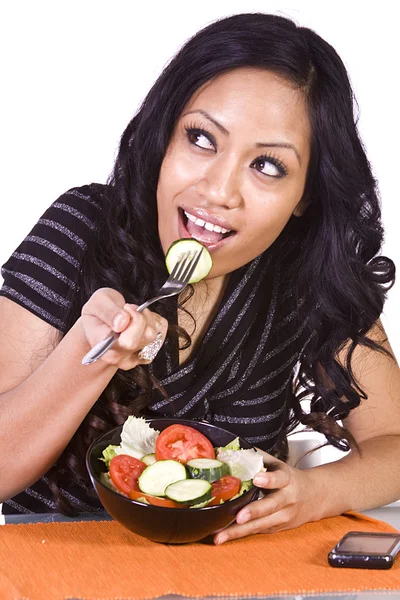 Bella ragazza mangiare insalata — Foto Stock